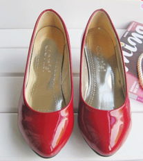 氣質優雅，步履生姿——新款中跟女式單鞋批發指南